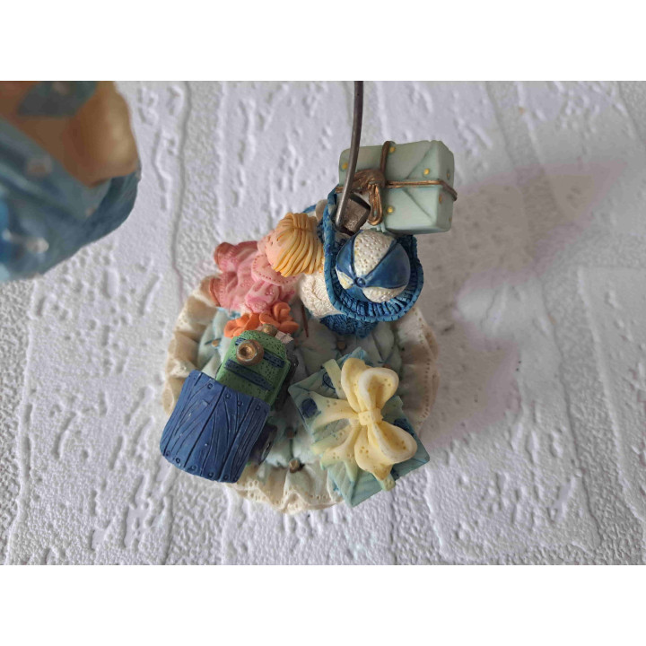 Baby met kinderspeelgoed op een kleed