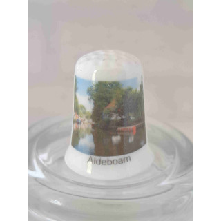 Oldeboorn Aldeboarn in de gemeente Heerenveen op een porselein vingerhoedje Oldeboorn Aldeboarn in de gemeente Heerenveen op een porselein vingerhoedje