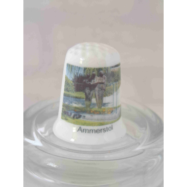 Oorlogsmonument in Ammerstol in de gemeente Krimpenerwaard op een porselein vingerhoedje