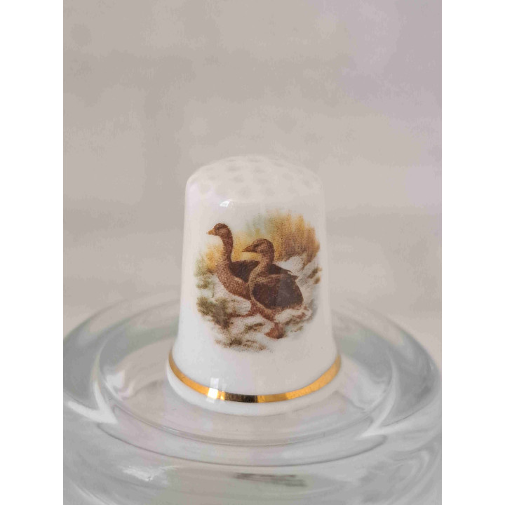 Eenden op een porselein vingerhoedje met goud randje