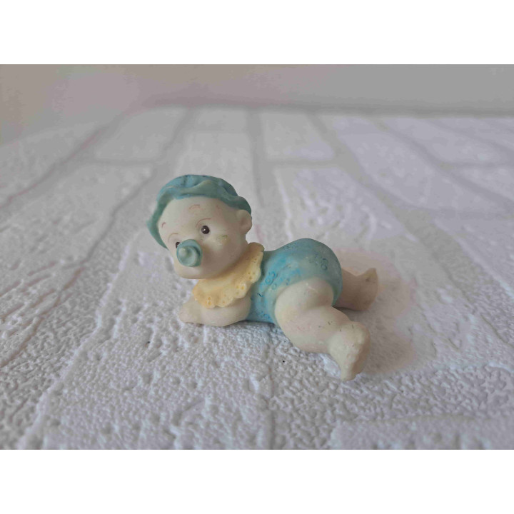 Baby met fopspeen in zijn mond