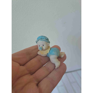 Baby van kunsthars met fopspeen in zijn mond