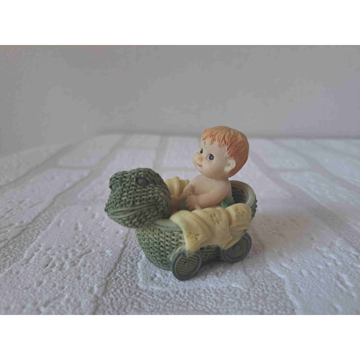 Baby in een schildpad kinderwagen