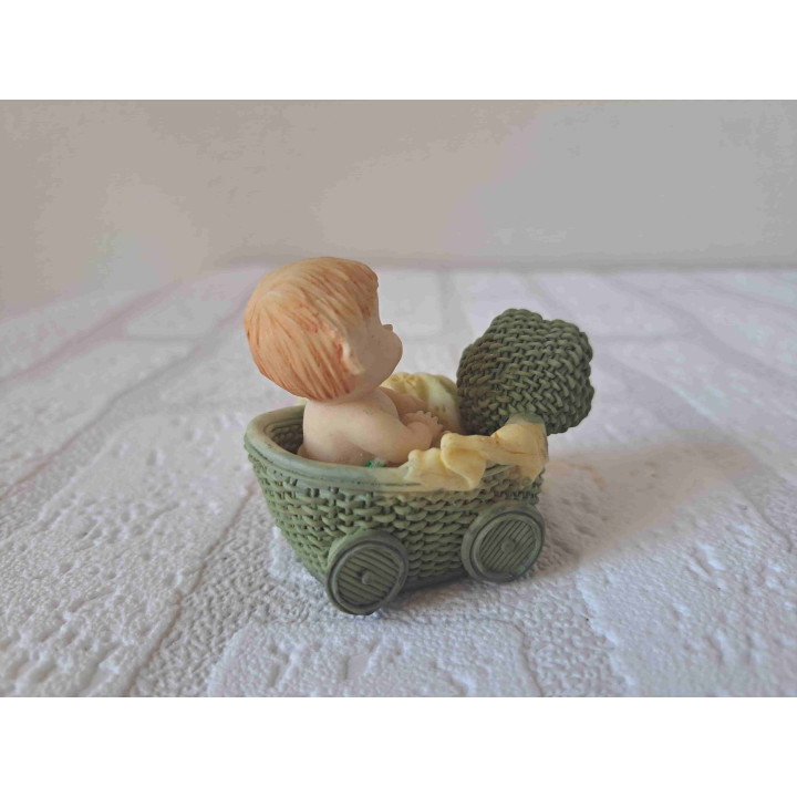 Baby in een schildpad kinderwagen