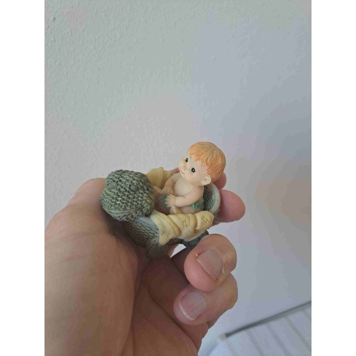 Baby van kunsthars in een schildpad kinderwagen 7x4.5x5cm