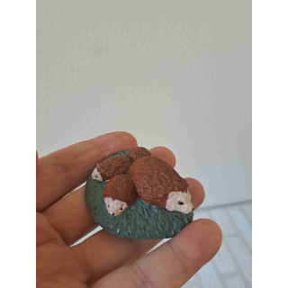 Egel met jongen van gips op het gras