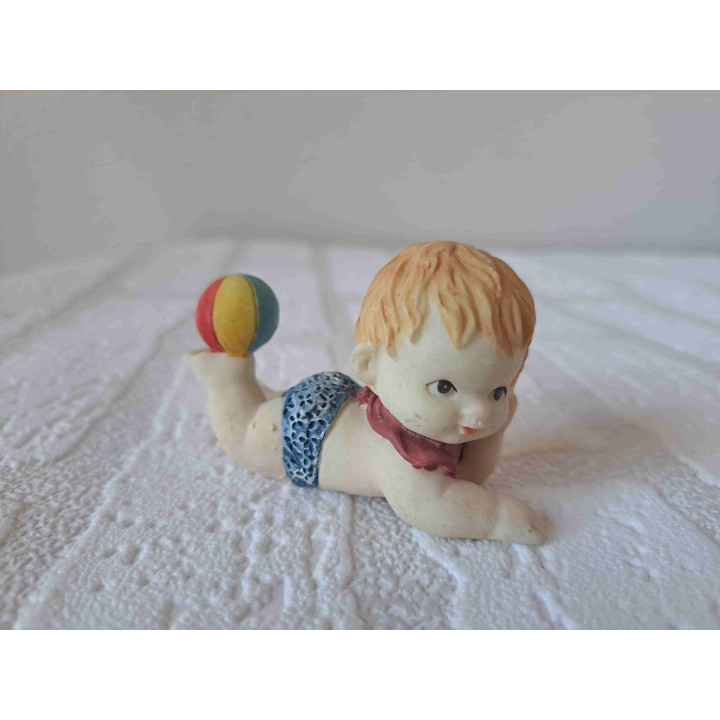 Kind met strandbal op voet