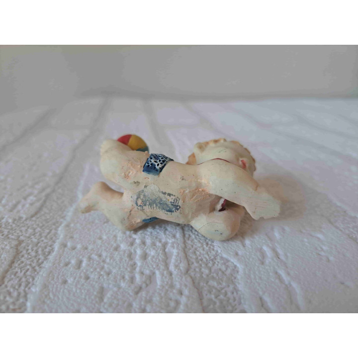 Kind met strandbal op voet