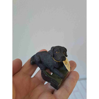 Zwart Labrador hond puppy van kunsthars met laars