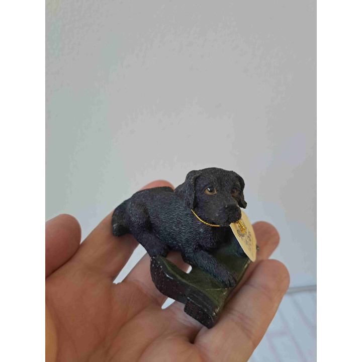 Zwart Labrador hond puppy van kunsthars met laars
