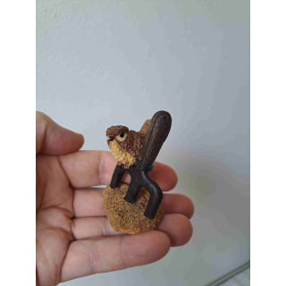 Mus van kunsthars op een hooivork 4.5x4x7cm