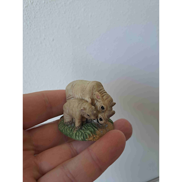 Neushoorn van kunsthars met jong 5x4x4cm