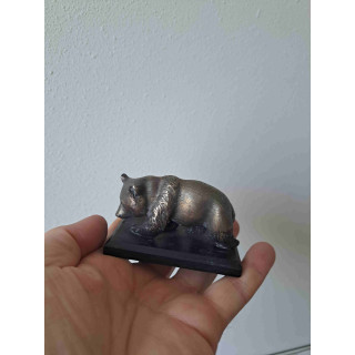 Verzilverde pandabeer van WNF op een houten plateau