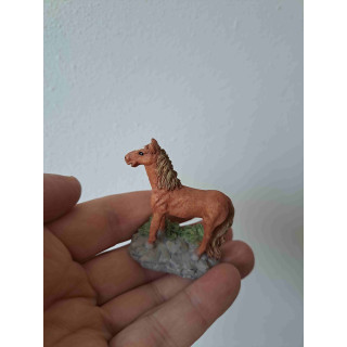 Klein staand paard van kunsthars 4.5x3x6cm