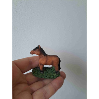 Shetland paard van kunsthars staand op het gras