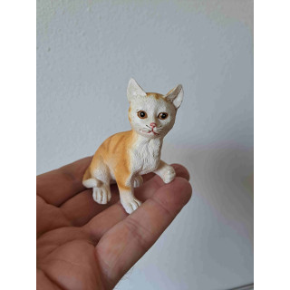 Poes van kunsthars met poot omhoog 6x3.5x7cm