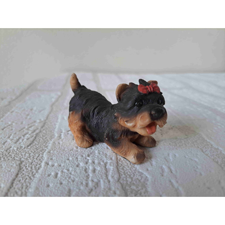 Yorkshire Terrier met een rood strikje in het haar