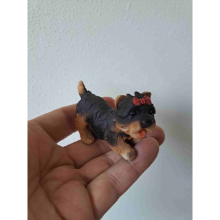 Yorkshire Terrier van kunsthars met rood strikje in het haar
