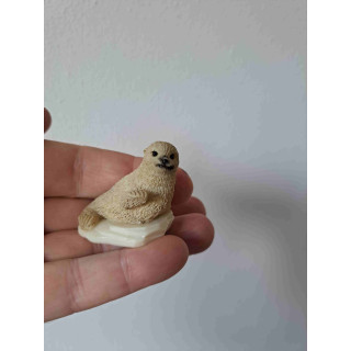 Zeehond zittend op ijsschots, kunsthars 5x4x4cm