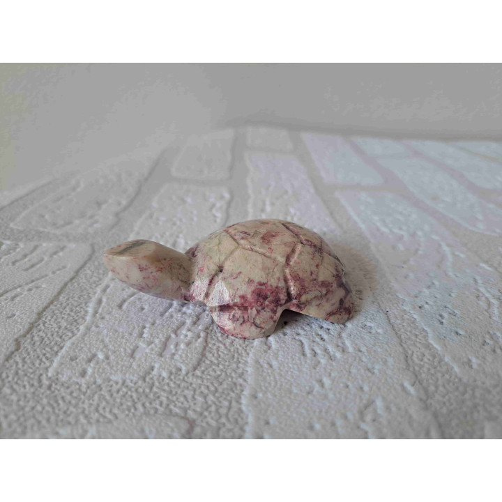 Schildpad van speksteen met roze paarse tint erdoor