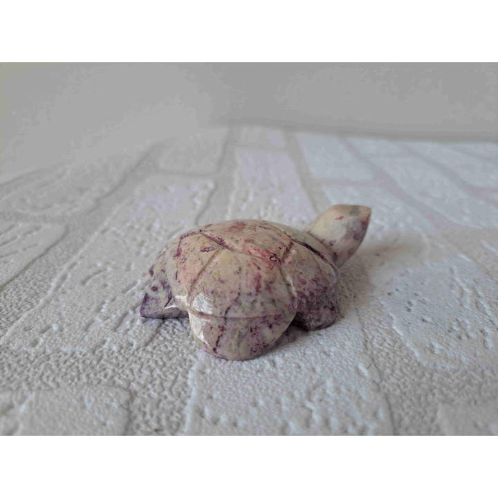 Schildpad van speksteen met roze paarse tint erdoor