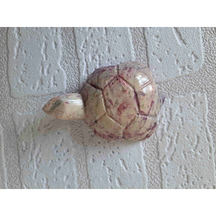 Schildpad van speksteen met roze paarse tint erdoor
