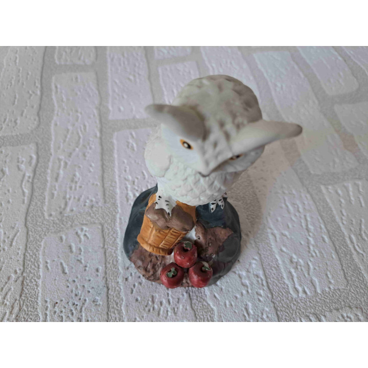 Porselein uil met mand appels