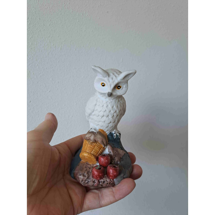 Uil van porselein met mand appels 8x7.5x13.5cm