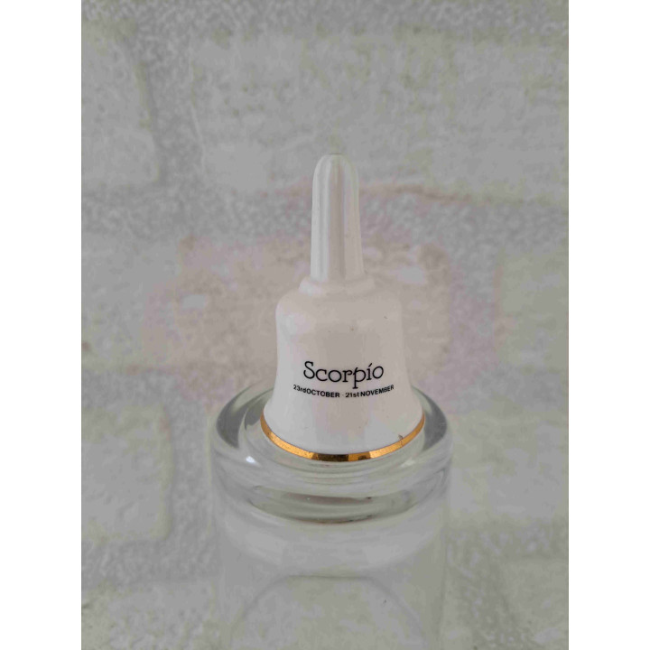 Porselein tafelbelletje met een goudkleurig schorpioen sterrenbeeld opdruk