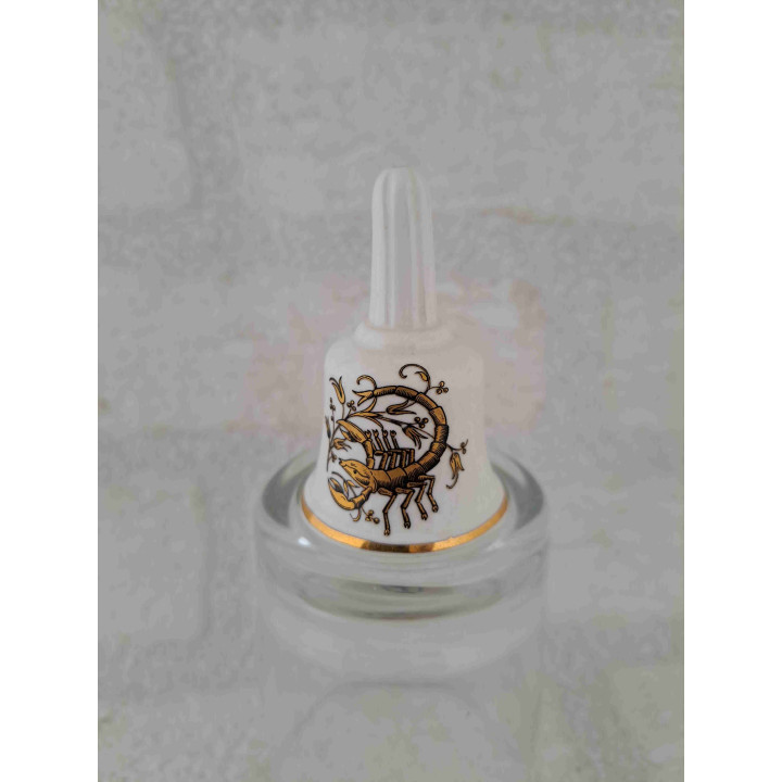 Porselein tafelbelletje met een goudkleurig schorpioen sterrenbeeld opdruk