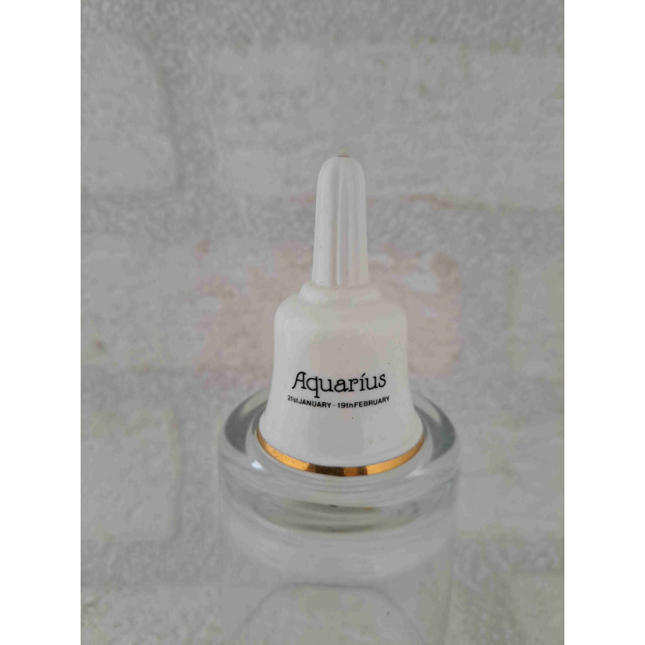 Porselein tafelbelletje met een goudkleurig waterman sterrenbeeld opdruk