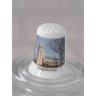 Dorpskerk in Aagtekerke in de gemeente Veere op een porselein vingerhoedje
