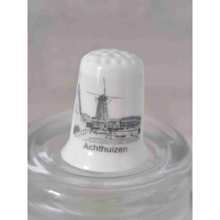 Korenmolen De Windlust in Achthuizen op een porselein vingerhoedje Korenmolen De Windlust in Achthuizen op een porselein vingerhoedje