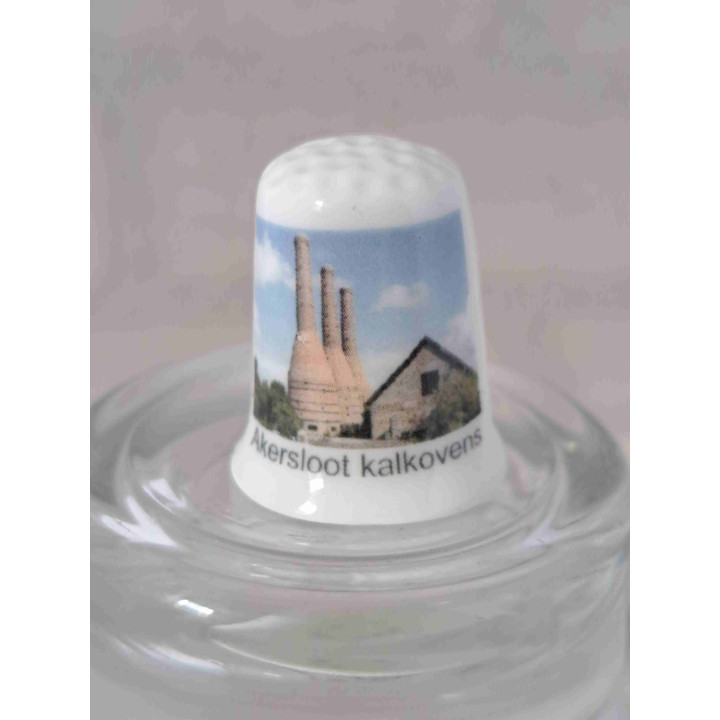 Kalkovens in Akersloot in de gemeente Castricum op een porselein vingerhoedje Kalkovens in Akersloot in de gemeente Castricum op een porselein vingerhoedje