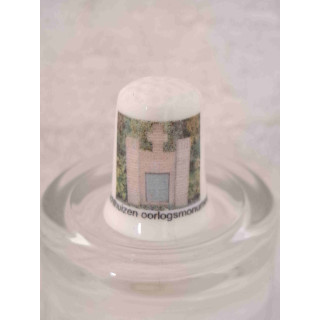 Oorlogsmonument in Achthuizen in de gemeente Goeree-Overflakkee op een porselein vingerhoedje Oorlogsmonument in Achthuizen in de gemeente Goeree-Overflakkee op een porselein vingerhoedje