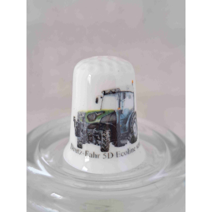 Deutz- Fahr 5D Ecoline tractor landbouwvoertuig op een porselein vingerhoedje Deutz- Fahr 5D Ecoline tractor landbouwvoertuig op een porselein vingerhoedje