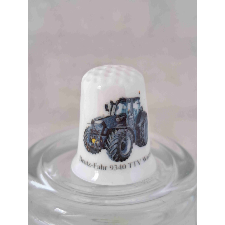 Deutz Fahr 9340 TTV Warrior tractor landbouwvoertuig op een porselein vingerhoedje Deutz Fahr 9340 TTV Warrior tractor landbouwvoertuig op een porselein vingerhoedje