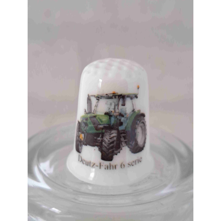 Deutz-Fahr 6 serie tractor landbouwvoertuig op een porselein vingerhoedje Deutz-Fahr 6 serie tractor landbouwvoertuig op een porselein vingerhoedje