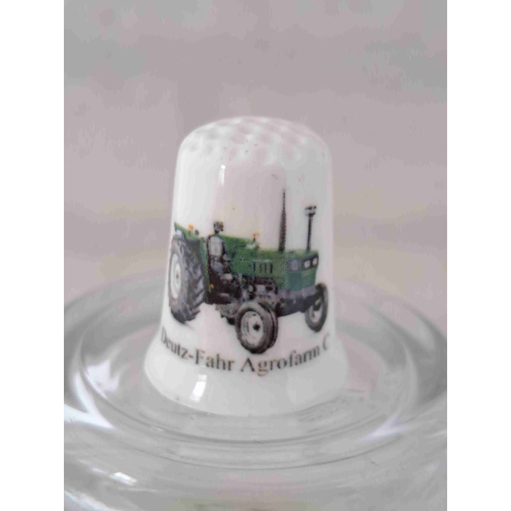 Deutz-Fahr Agrofarm C tractor landbouwvoertuig op een porselein vingerhoedje