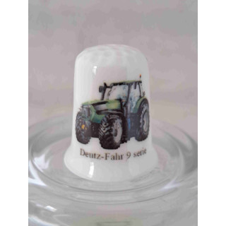 Deutz Fahr 9 serie tractor landbouwvoertuig op een porselein vingerhoedje
