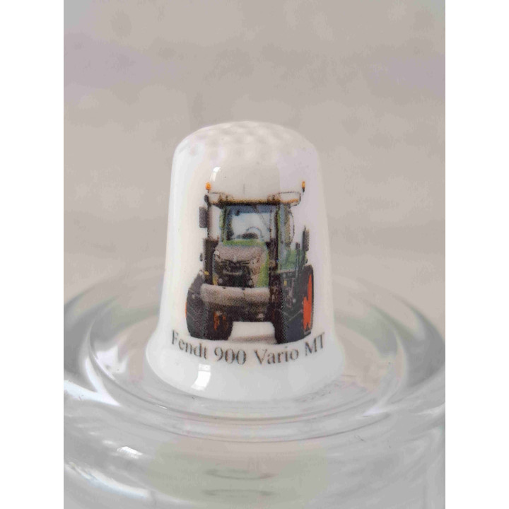 Fendt 900 Vario MT tractor landbouwvoertuig op een porselein vingerhoedje
