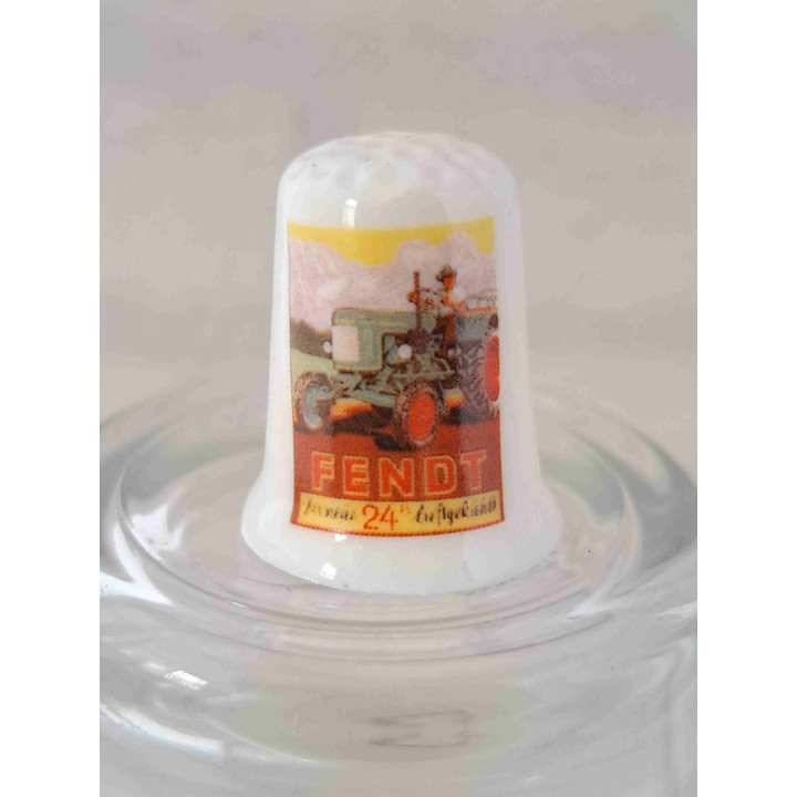 Porseleinen vingerhoedje met Fendt tractor reclame landbouwvoertuig  - Verzamelobject
