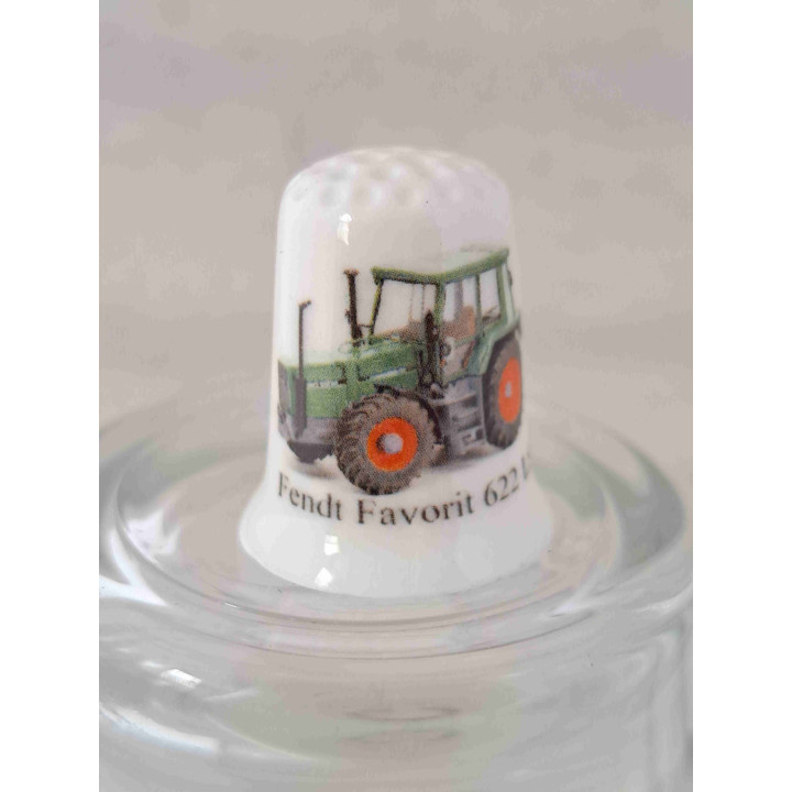 Fendt Favorit 622 LS tractor landbouwvoertuig op een porselein vingerhoedje