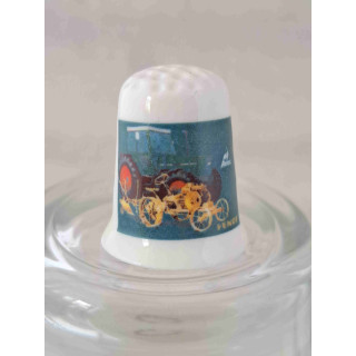 Fendt tractor reclame landbouwvoertuig op een porselein vingerhoedje