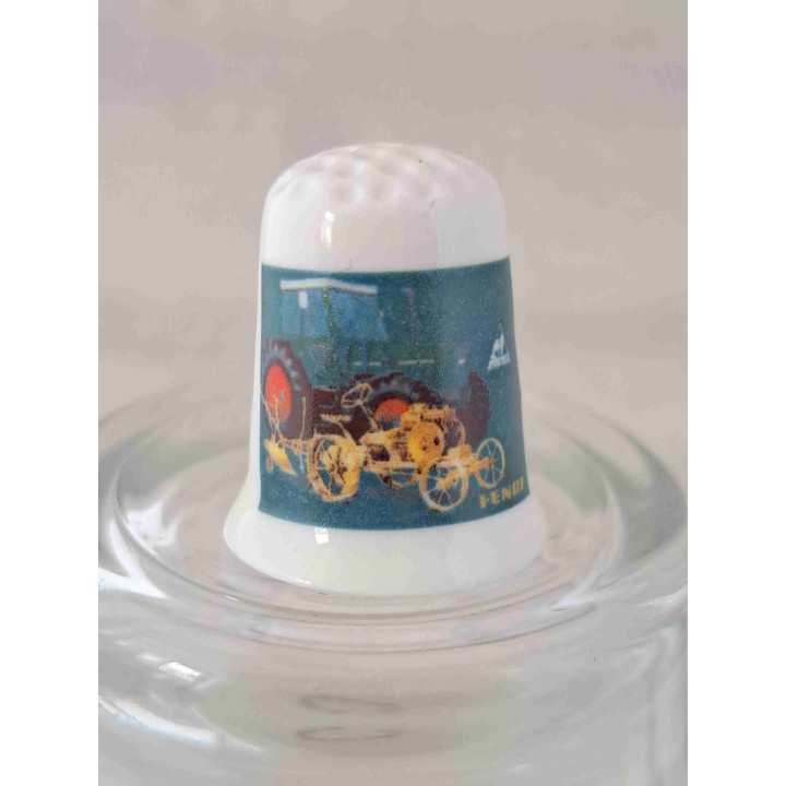 Fendt tractor reclame landbouwvoertuig op een porselein vingerhoedje