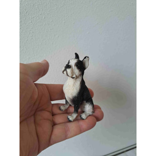 Boston terrier hond zittend op de vloer van kunsthars