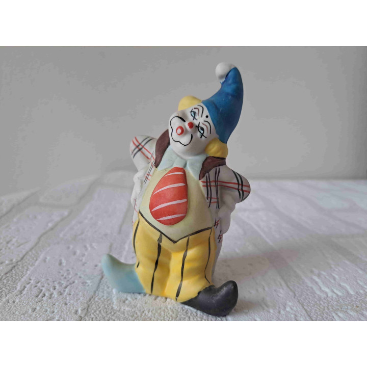 Clown met stropdas en ruitjesjas Clown met stropdas en ruitjesjas