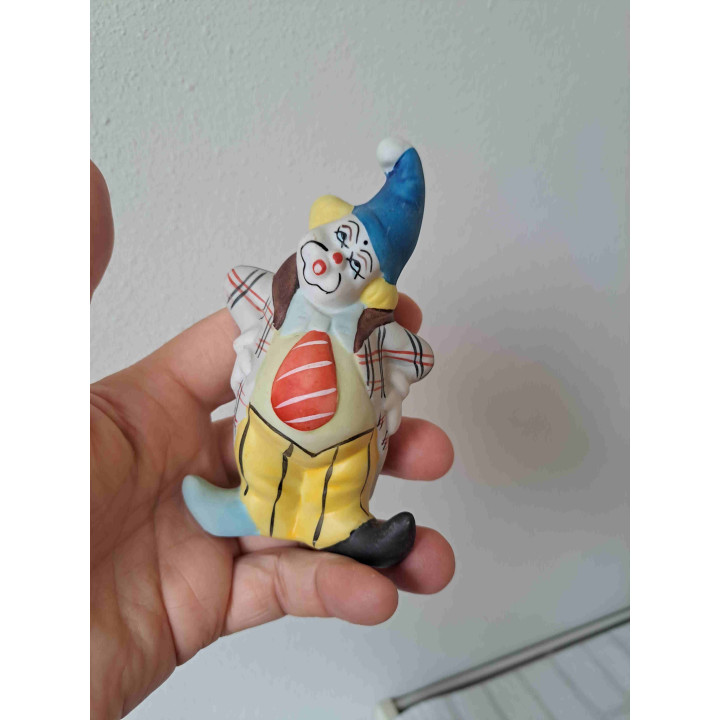 Clown met stropdas en ruitjesjas van porselein