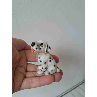 Dalmatische puppy hond rechtop zittend van kunsthars