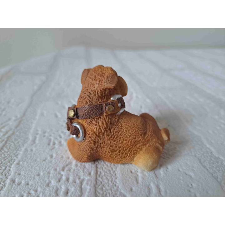 Engelse bulldog hond zittend op de grond